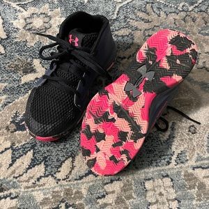 Under Armour shoes size 1 y excellent condition!